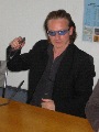 Bono bei der Pressekonferenz