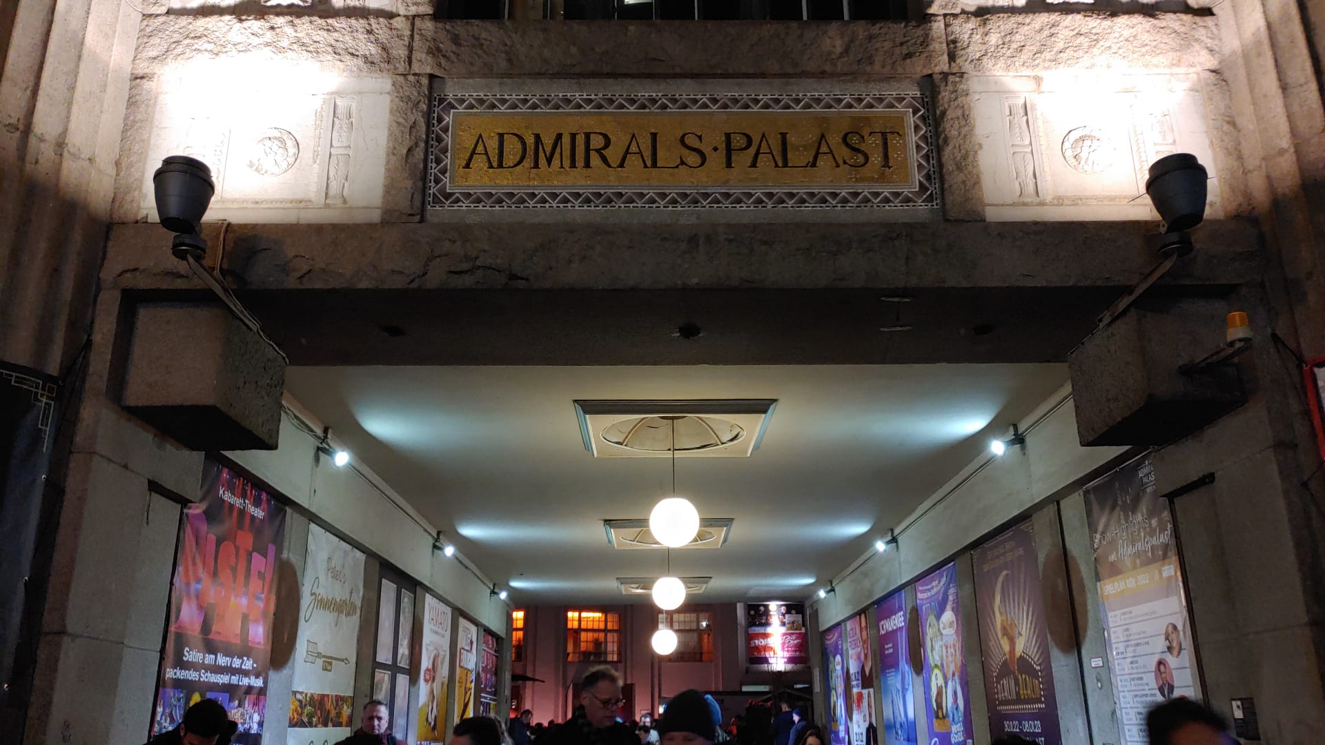 Bild zu: Bono im Admiralspalast in Berlin